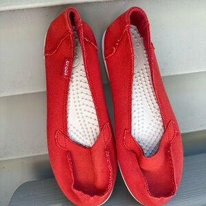 CROCS Walu Slip On Comfort Red Canvas Loafer Shoes Womens 9